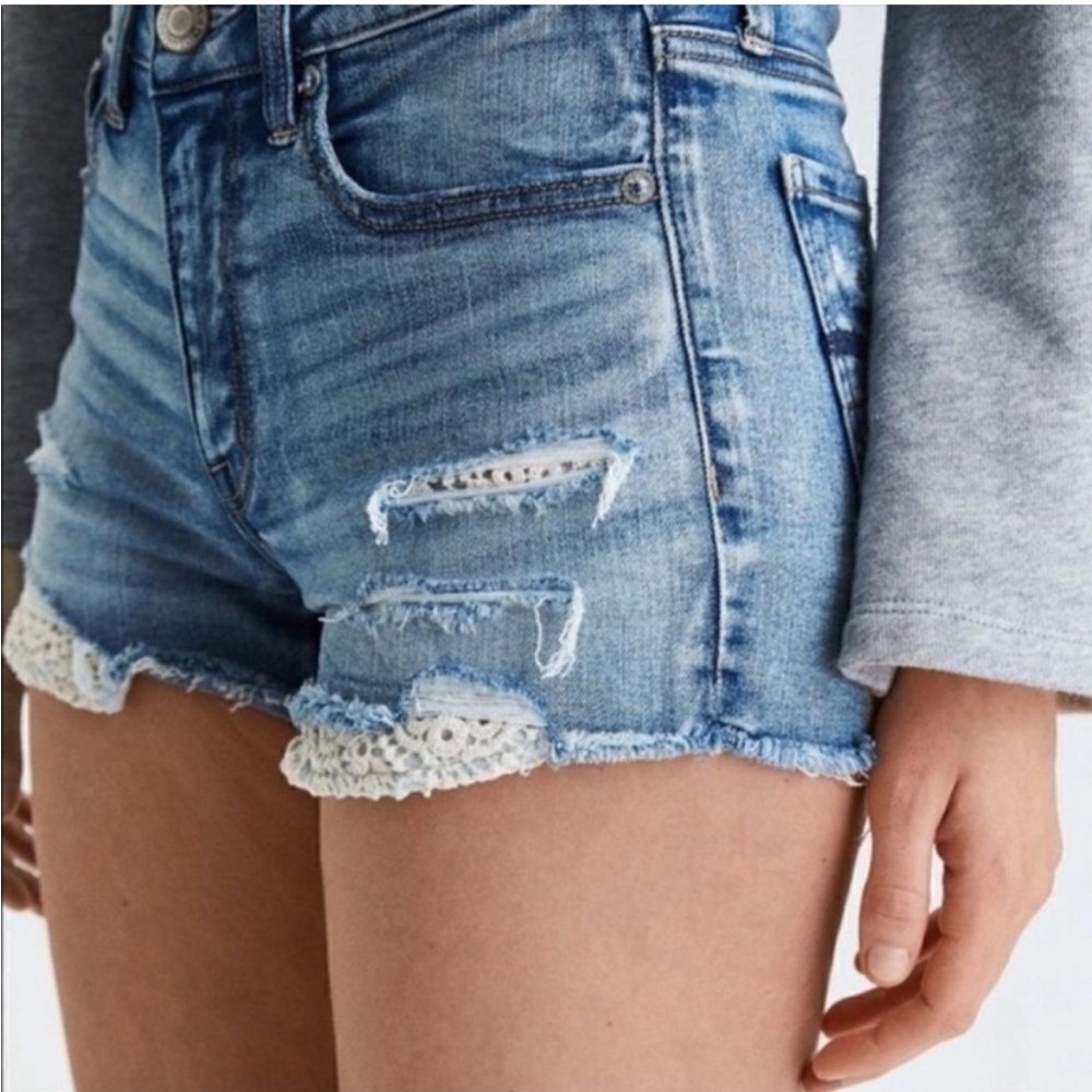 EXCELLENT DISTRESSED CONDITION WOMEN’S 4 AMERICAN EAGLE SHORTIE W/LACE POCKETS
